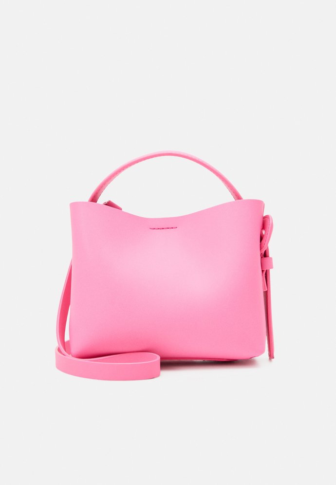 Kožená kabelka v pastelových barvách. (Arket, 3 390 Kč)