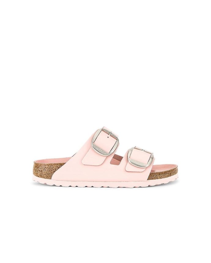 Model pantoflí Arizona od značky Birkenstock, které s oblibou nosí herečka Margot Robbie. Momentálně patří k nejvyhledávanějším kouskům od této značky. (Birkenstock, 3450 Kč)