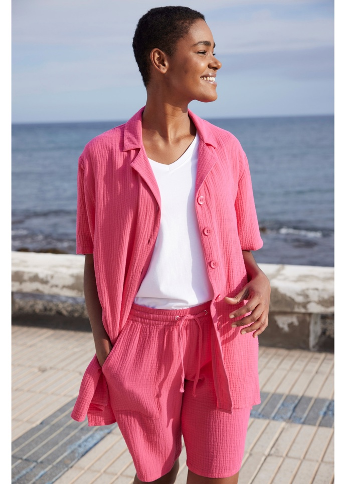 Letním hitem jsou mušelínové sady šortek a propínacích horních dílů. (Bonprix, 429 Kč a 699 Kč)