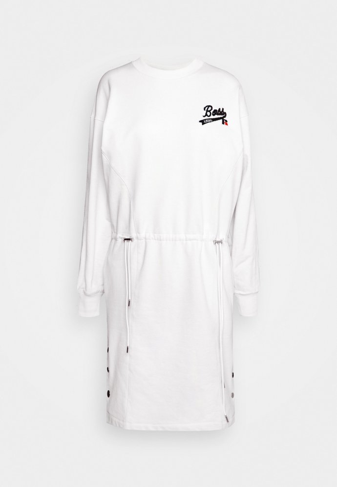Mikinové šaty se sportovními prvky. (Boss, 5 610 Kč)