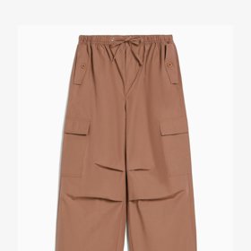 Nikdo ale neodpírá přístup ani neutrálním tónům. (Bershka, 599 Kč)