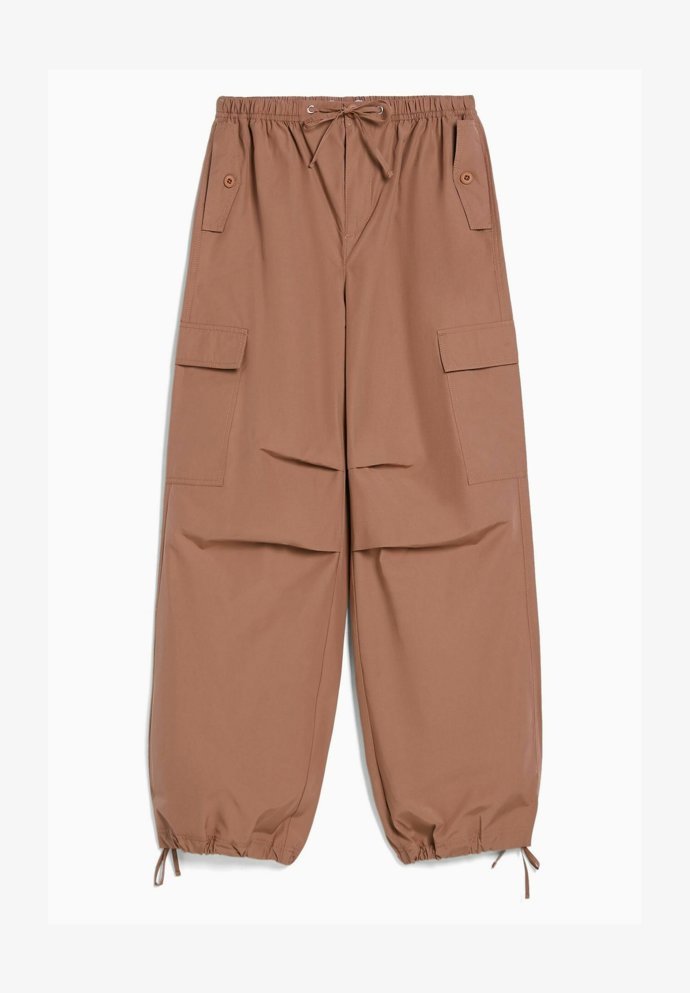 Nikdo ale neodpírá přístup ani neutrálním tónům. (Bershka, 599 Kč)