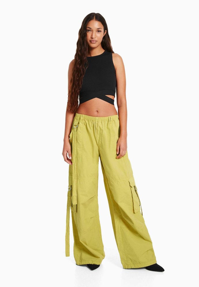 Také s crop topem, v pestrých barvách, s elegantní obuví, přesně v duchu současné doby. (Bershka)