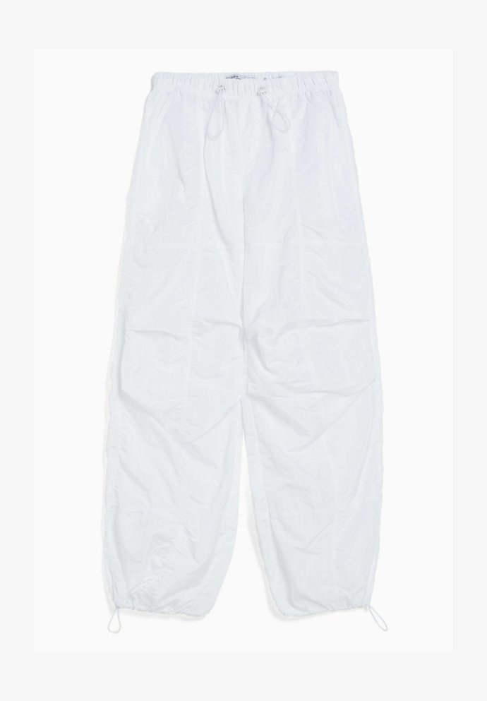 Ani bílá barva není tomuto typu kalhot odepírána. (Zara, 799 Kč)