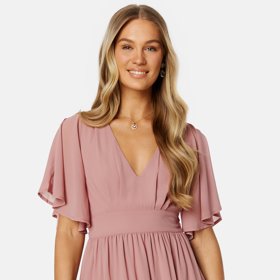 Klasický véčkový výstřih. Další spolehlivý pomocník při zvětšování objemu hrudníku. Schováte pod něj tvarující podprsenku a odhalíte přesně tolik kůže, kolik chcete. (Bubbleroom, 2 699 Kč)