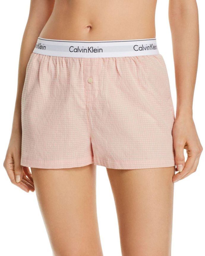 Původně pyžamový spodní díl lze rovněž použít jako aktuální módní šortky. (Calvin Klein, 899 Kč)