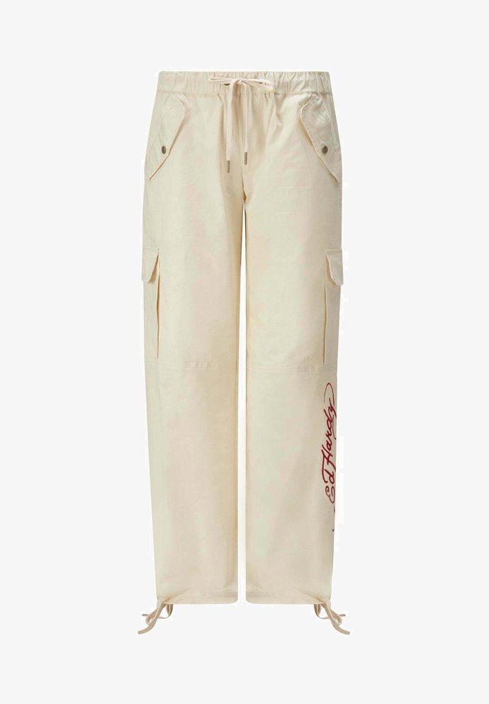 Světlý denim a soustava kapes na širokých nohavicích. (Ed Hardy, 2 890 Kč)