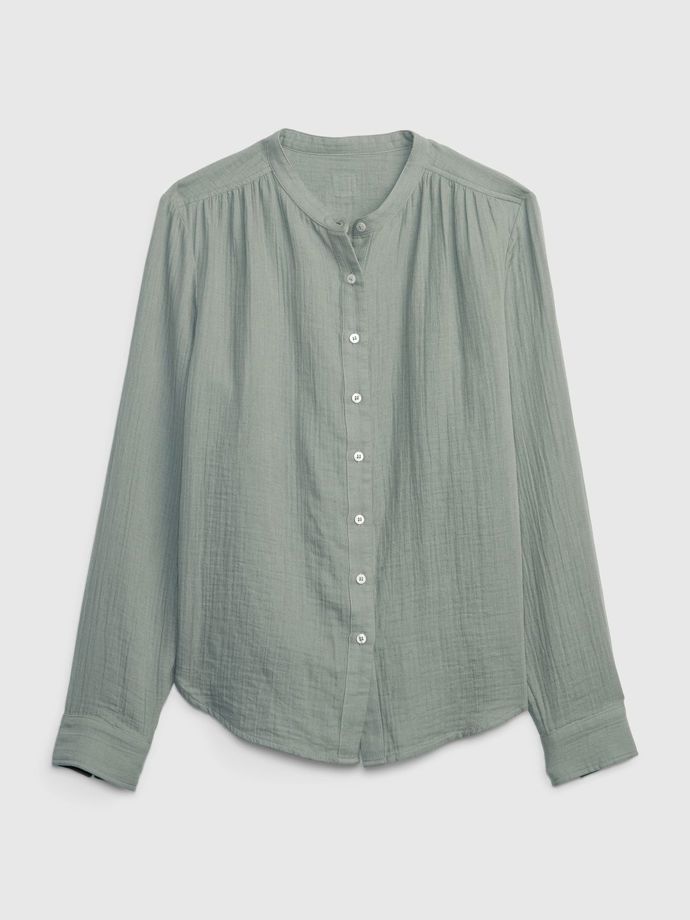 Olivově zelená mušelínová košile bez límečku. (GAP, 1 499 Kč)