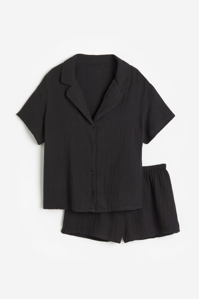 A černou variantu pořídíte v řetězci H&M. (799 Kč)