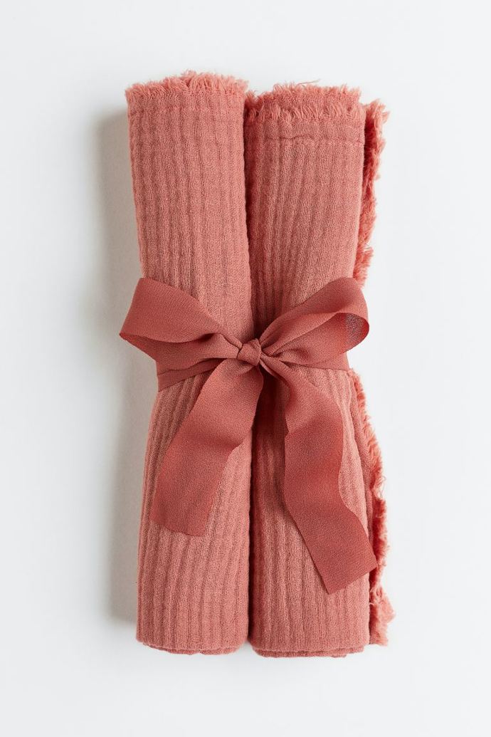 Home dekor v trendy boho stylu. Slušet mu budou mušelínové ubrousky v cihlové barvě. (H&M, 349 Kč)