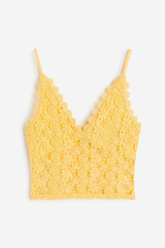 Crop top na ramínka je pro majitelky malých prsou jako stvořený. Přidat na objemu pomůže podprsenka typu push-up bez ramínek. (H&M, 399 Kč)