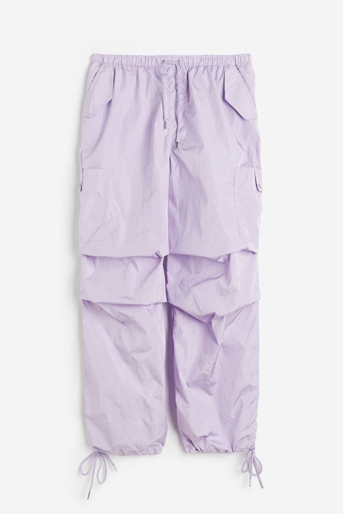 Šusťákovina v lila odstínu v podání značky H&M. (799 Kč)