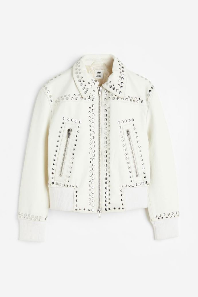 Kožená bunda s cvočky. (H&M, 7 999 Kč)