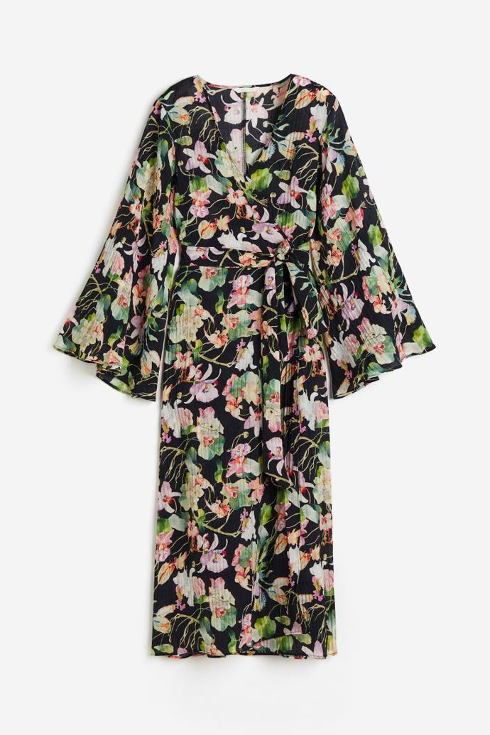 Zavinování, vzory, plisé. Vše dohromady přidá několik potřebných centimetrů v obvodu hrudníku. (H&M, 949 Kč)