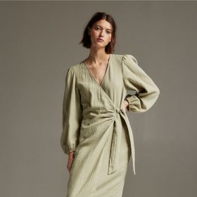 Mušelínové šaty jsou ideálním parťákem pro letní parna. Snad se jich ještě dočkáme. (H&M)