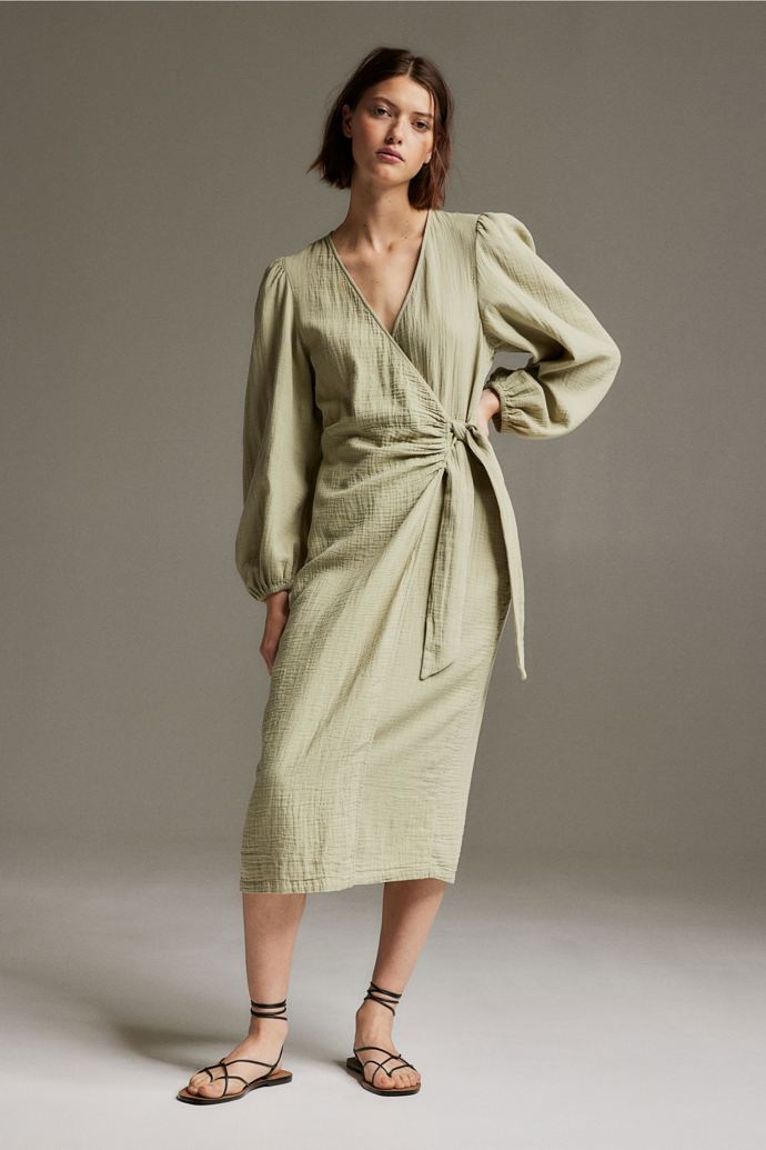 Mušelínové šaty jsou ideálním parťákem pro letní parna. Snad se jich ještě dočkáme. (H&M)