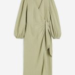 Mušelínové šaty se zavinovací optikou. (H&M, 999 Kč)