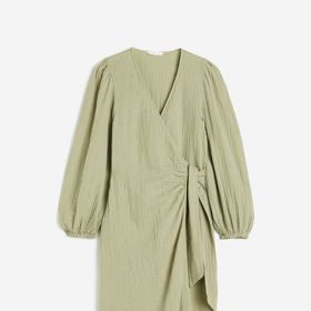 Mušelínové šaty se zavinovací optikou. (H&M, 999 Kč)