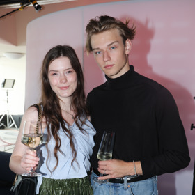 Sára Korbelová se mimo natáčení seriálu Ulice věnuje také seriálu Sex O'Clock. Na snímku s kolegou Tomasem Seanem Pšeničkou.