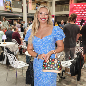 Stálice televize Nova, moderátorka Lucie Borhyová, oblékla na letní tiskovou konferenci veselé bledě modré šaty s bílými puntíky, ke kterým vynesla kabelku značky Louis Vuitton.