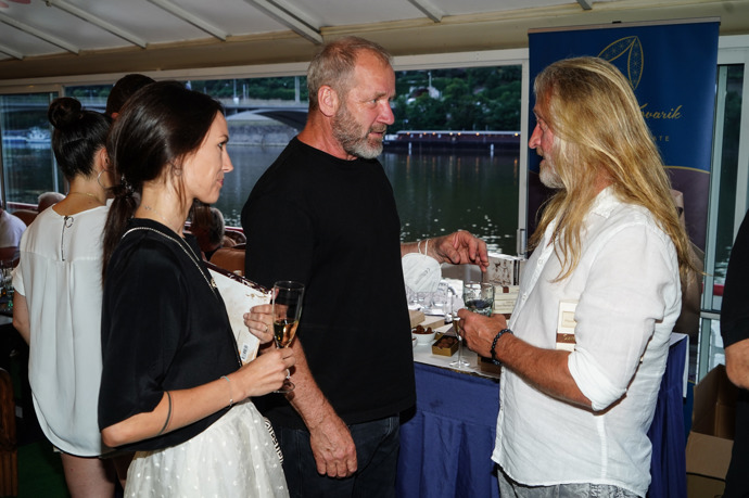 Zpěvák Kamil Střihavka teď díky vnoučatům také patří do rodiny. Střihavkova dcera Eva má dvě děti se synem Davida Kollera, Adamem.