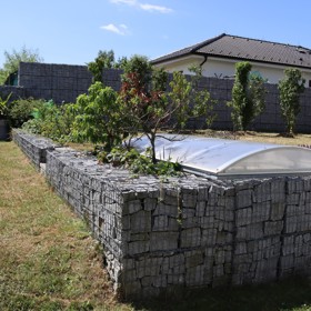 Želví přístřešek v zahradě Josefa Maršálka také nestrádá a je obsetý stromy a keři.