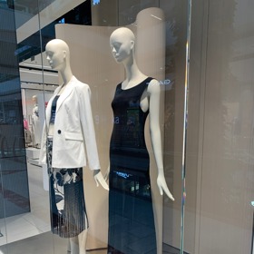 Na nákupech s Lifee.cz. První ohlasy podzimních kolekcí již zaznamenáte ve výlohách mnoha obchodů. (Reserved)