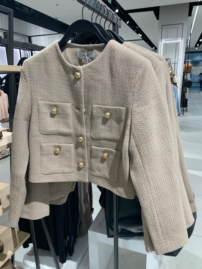 Buklé kabátky najdete letos doslova na každém kroku. (Reserved, 1 399 Kč)