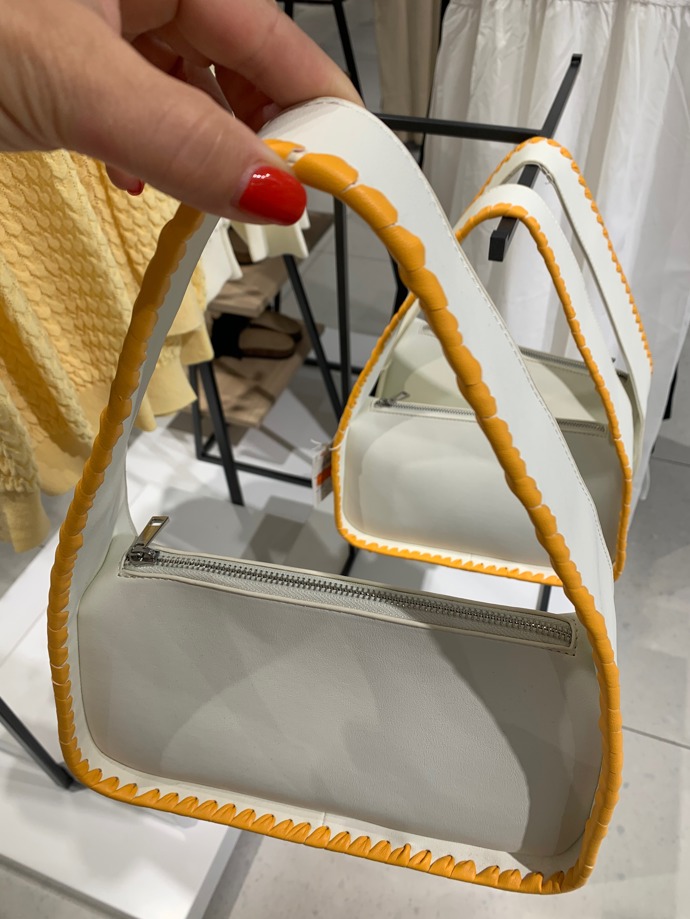 Žluté detaily oslňují také v nabídce značky Reserved. (699 Kč)