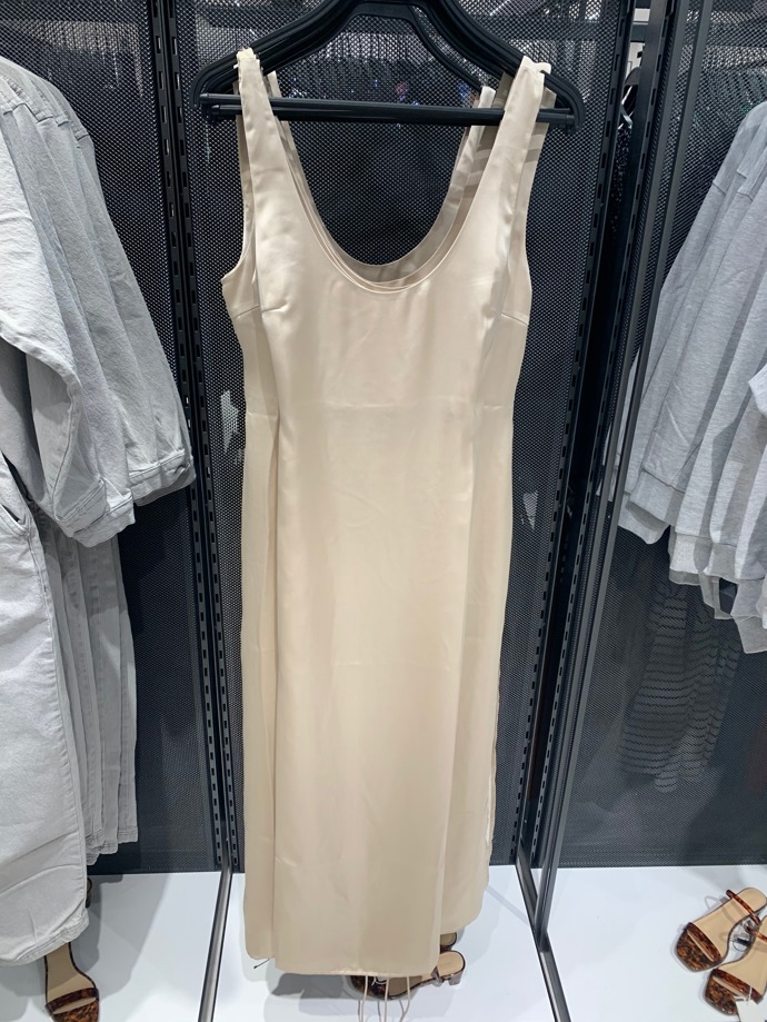 Oslnivým leskem disponují i trendy šaty prádlového střihu, které budou patřit k nejoblíbenějším také v podzimním období. Skvěle se doplňují s huňatými pleteninami, vysokými botami i sofistikovanými plášti ke kotníkům. (Reserved, 899 Kč)