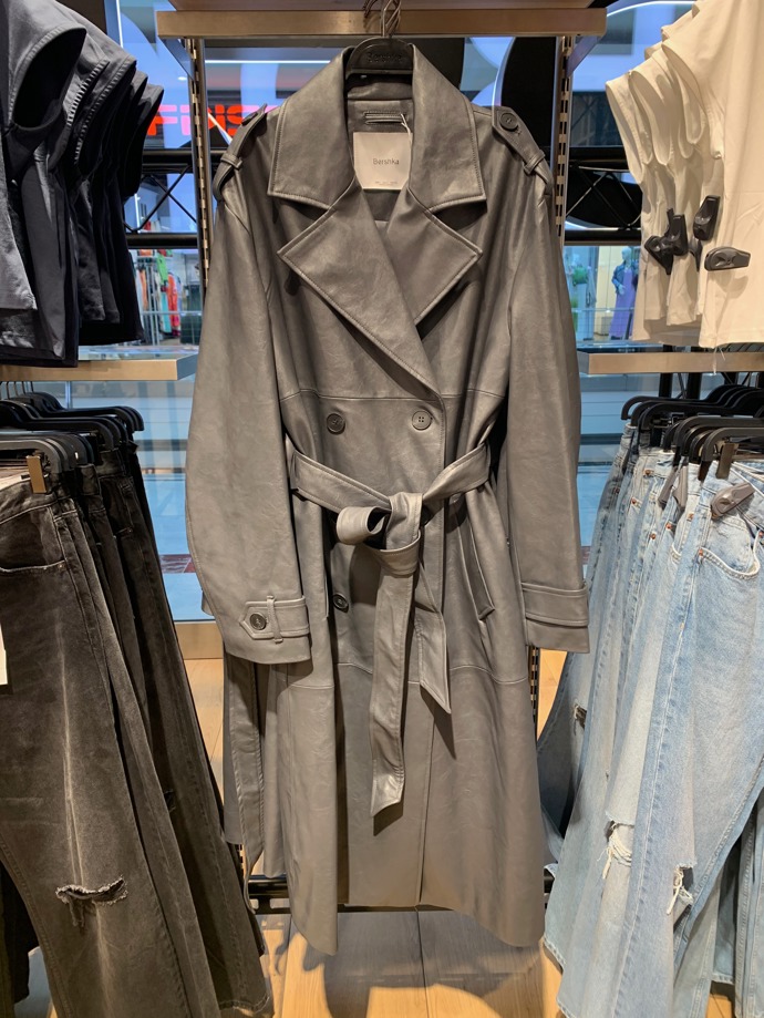 Další z trendů - kůže. Její eko varianta se stala ztělesněním aktuálního vzhledu trenčkotu od značky Bershka. (1 799 Kč)