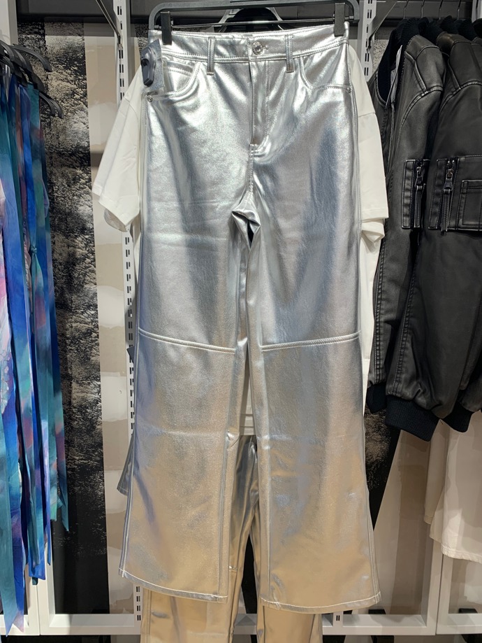 Metalický povrch zaručuje kalhotám širokého džínového střihu efektní vzhled. (Bershka, 1 199 Kč)