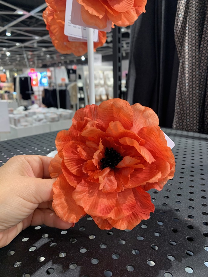 Na kebalku, klopu nebo do vlasů. Umělá květina dodá vašim outfitům svěží look. (Lindex,199 Kč)