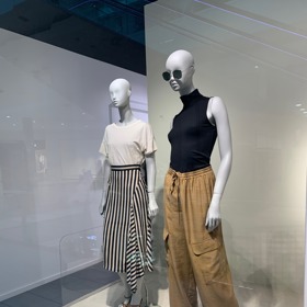 Nenápadný průnik letních a podzimních trendů. (Lindex)