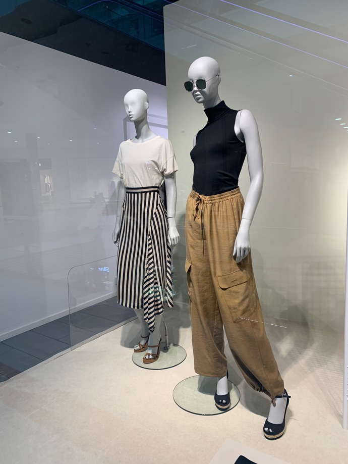 Nenápadný průnik letních a podzimních trendů. (Lindex)