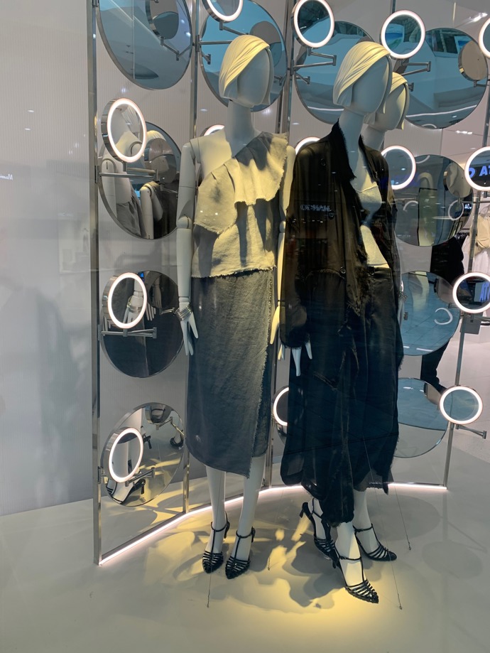 Prezentace obchodů Zara k podzimním trendům zatím přistupuje sporadicky.