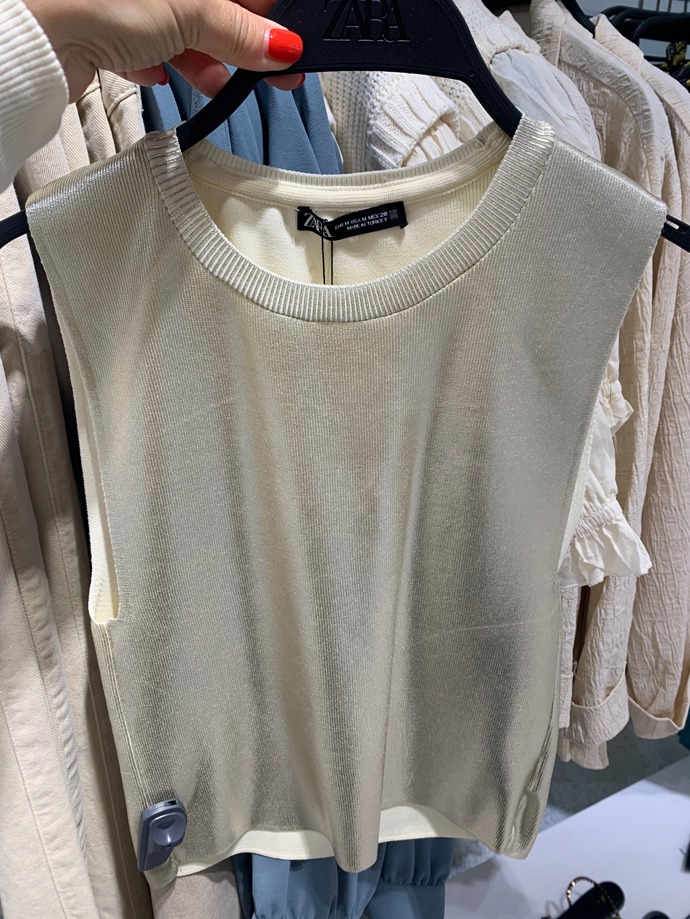Metalický povrch, hit nadcházejících měsíců. (Top s metalickým povrchem, Zara, 599 Kč)