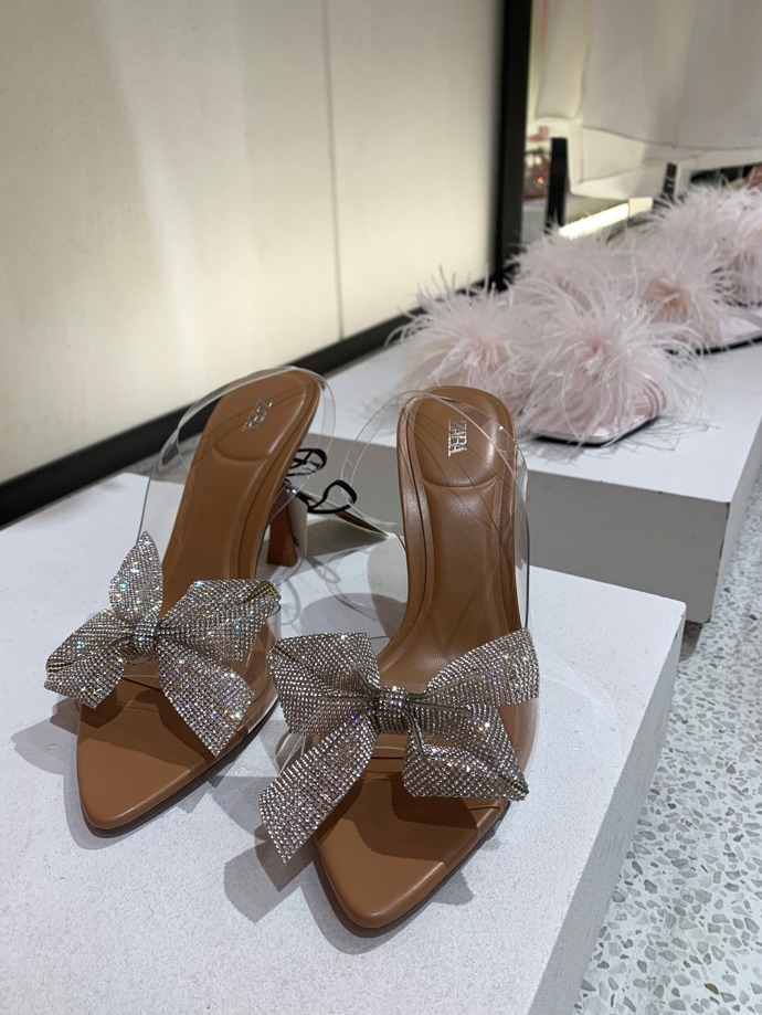 A patřičný třpyt nabízí i transparentní střevíčky s výraznou štrasovou aplikací. (Zara, 1 299 Kč)