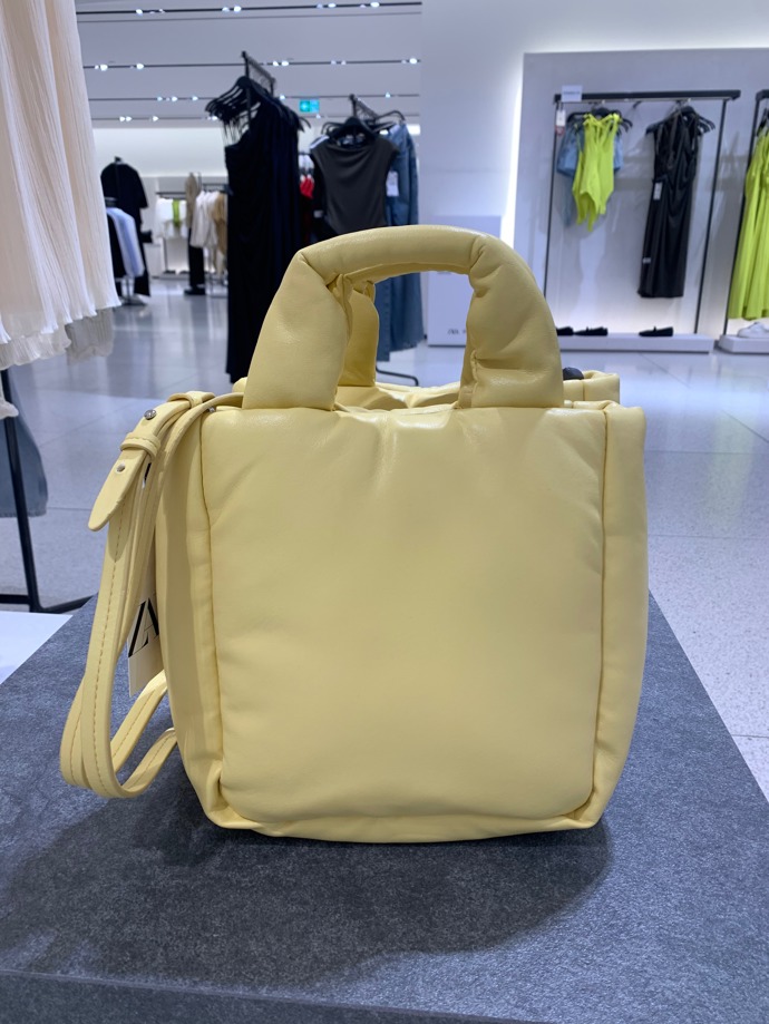 Zůstane s námi i oblíbený odstín vanilkové žluté. (Zara, 699 Kč)