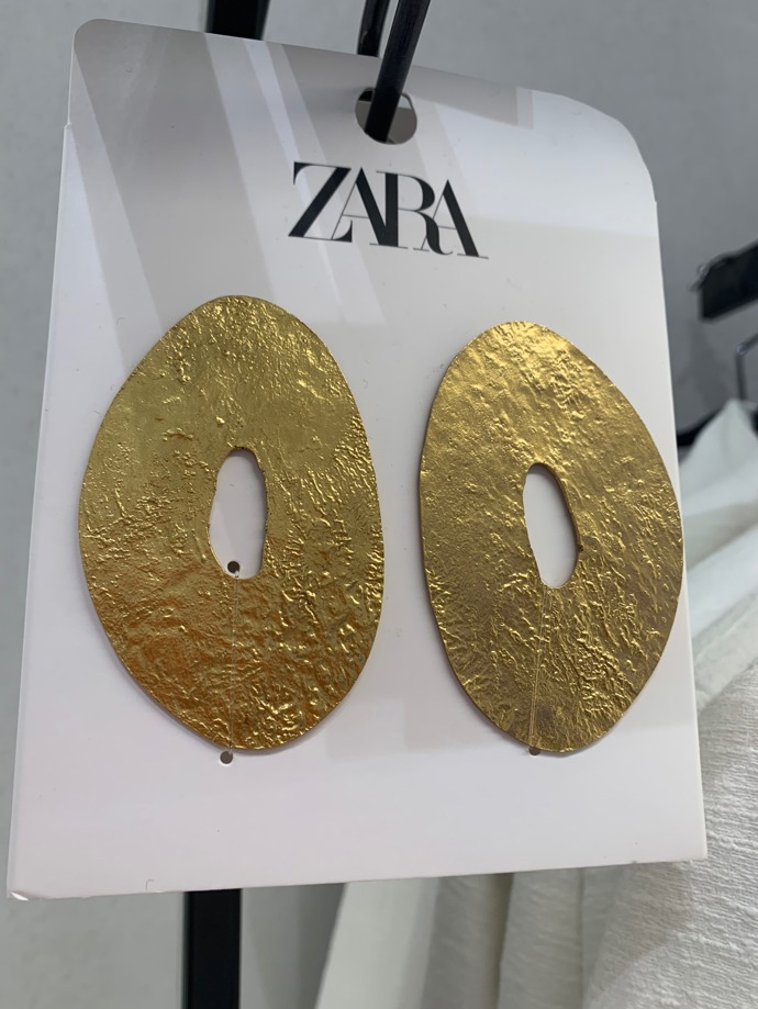 Nudit se nebudete ani při výběru doplňků z řad bižuterie. Určitě potřebujete alespoň jedny maximalistické náušnice. (Zara, 499 Kč)