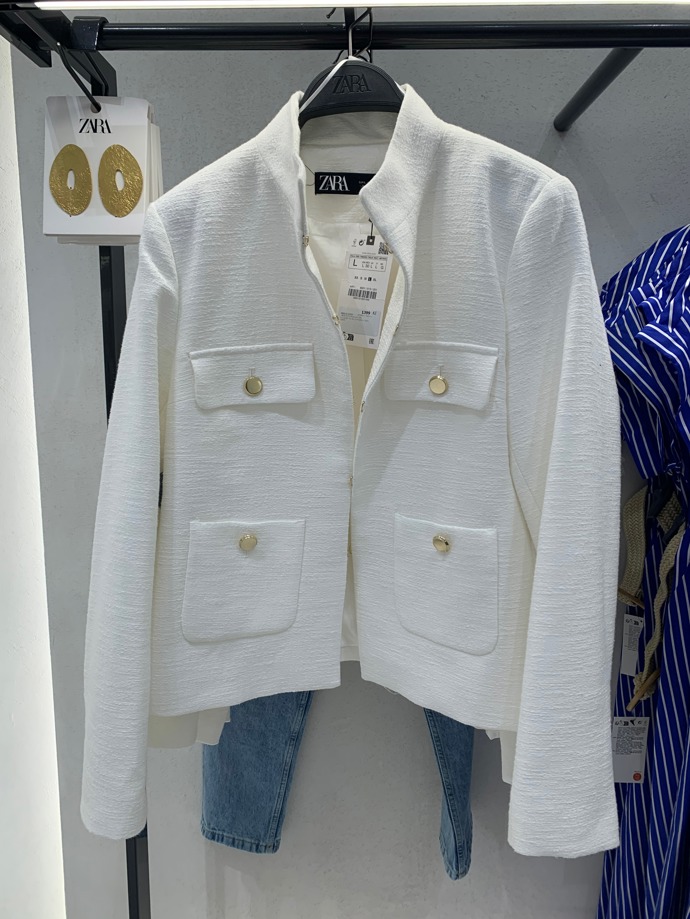 Sněhobílou variantu aktuálně pořídíte i v řetězci Zara. (1 399 Kč)