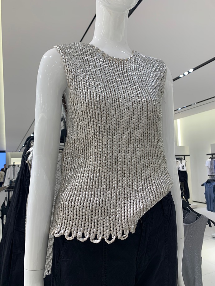 Úplet s třpytivou povrchovou úpravou vypadá velmi efektně. (Zara, 699 Kč)