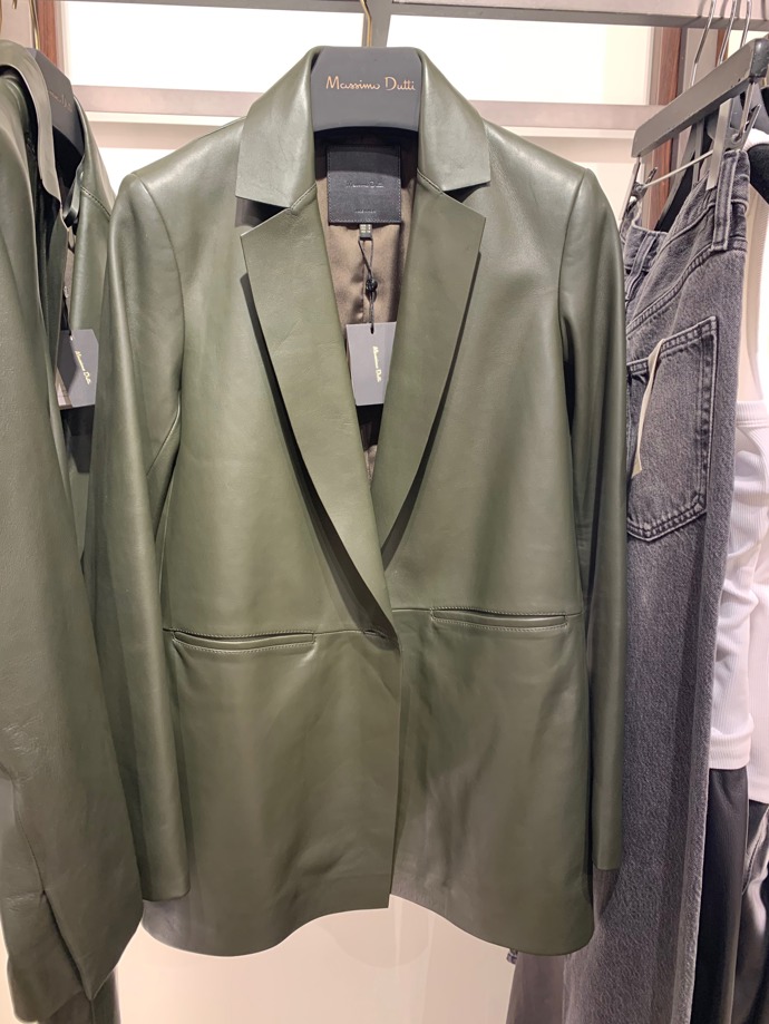 Sofistikovanější zpracování z pravé kůže. To je sako v neobvyklém, ale velmi slušivém olivově zeleném odstínu. Nadčasový kousek a skvělá investice na mnoho sezon. (Massimo Dutti, 7 995 Kč)