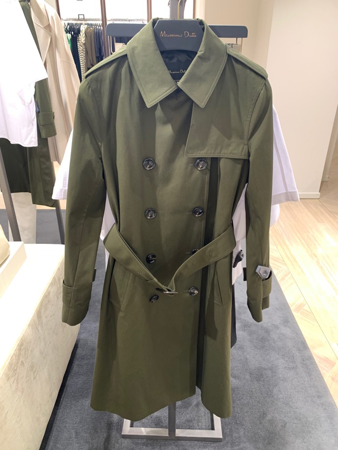 Odstín lahvové zeleně značka využila i na nejnovějším zpracování ikonického trenčkotu. A stojí to za to. (Massimo Dutti, 5 995 Kč)
