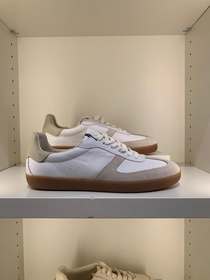 Módní look tenisek Sambas (Adidas) zřejmě překročil hranice vlastní značky. Modely, které je nápadně připomínají, najdete na mnoha místech. Třeba u značky Massimo Dutti. A není se co divit, obout je můžete takřka k jakémukoliv stylingu. (Massimo Dutti, 2 295 Kč)