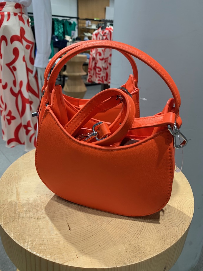 Oranžová. Další z highlightů vašeho podzimního šatníku. (Mango, 899 Kč)