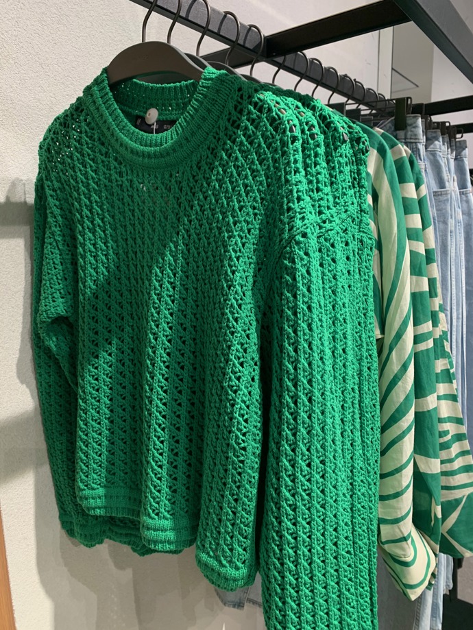 Zelená ale boduje i v mnoha dalších provedeních. (Mango, 999 Kč)