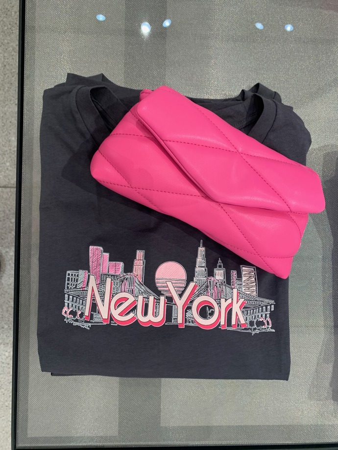 Doplňky ale letos musí také patřičně zářit. Jsou ideální cestou, jak jednoduše a bez větších zásahů do vašeho stylu zařadit aktuální trendy barvy. (Mango, 699 Kč)