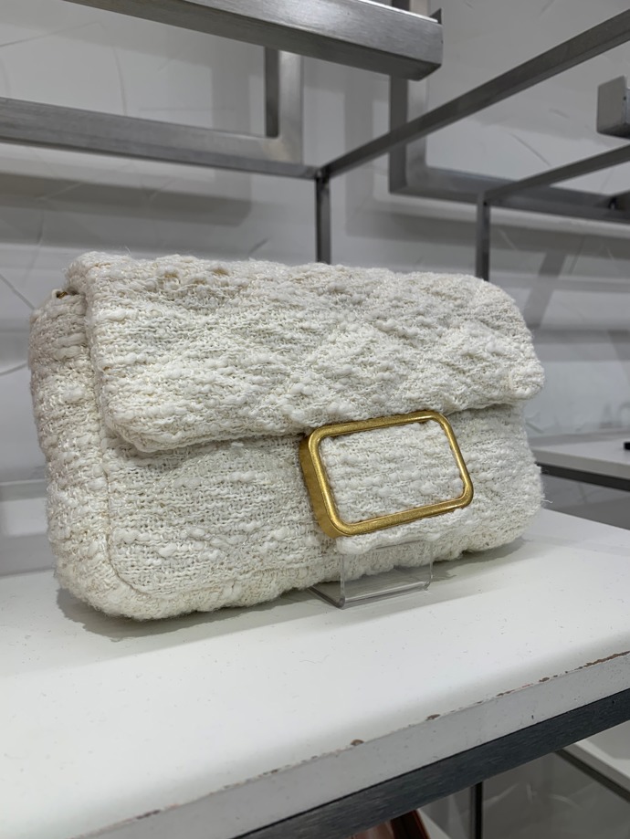 Buklé oblečení doplňují i vydařené strukturované doplňky. (Mango, 599 Kč)