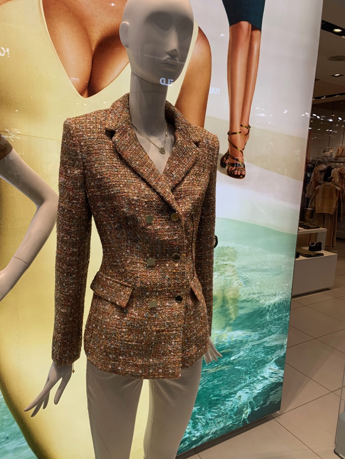 Buklé. Nesmrtelný materiál s nadčasovým charisma. (Guess)